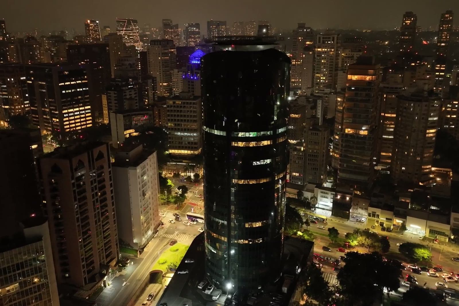 Prédios residenciais de São Paulo iluminados à noite, vistos do alto