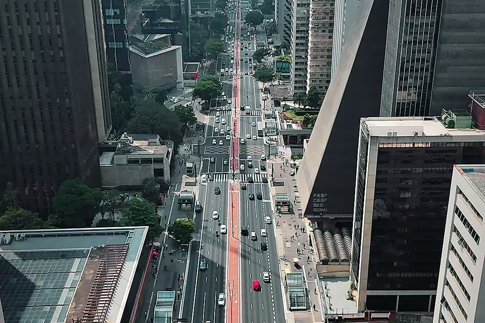 Vista aérea da Avenida Paulista, em São Paulo, entre os arranha-céus