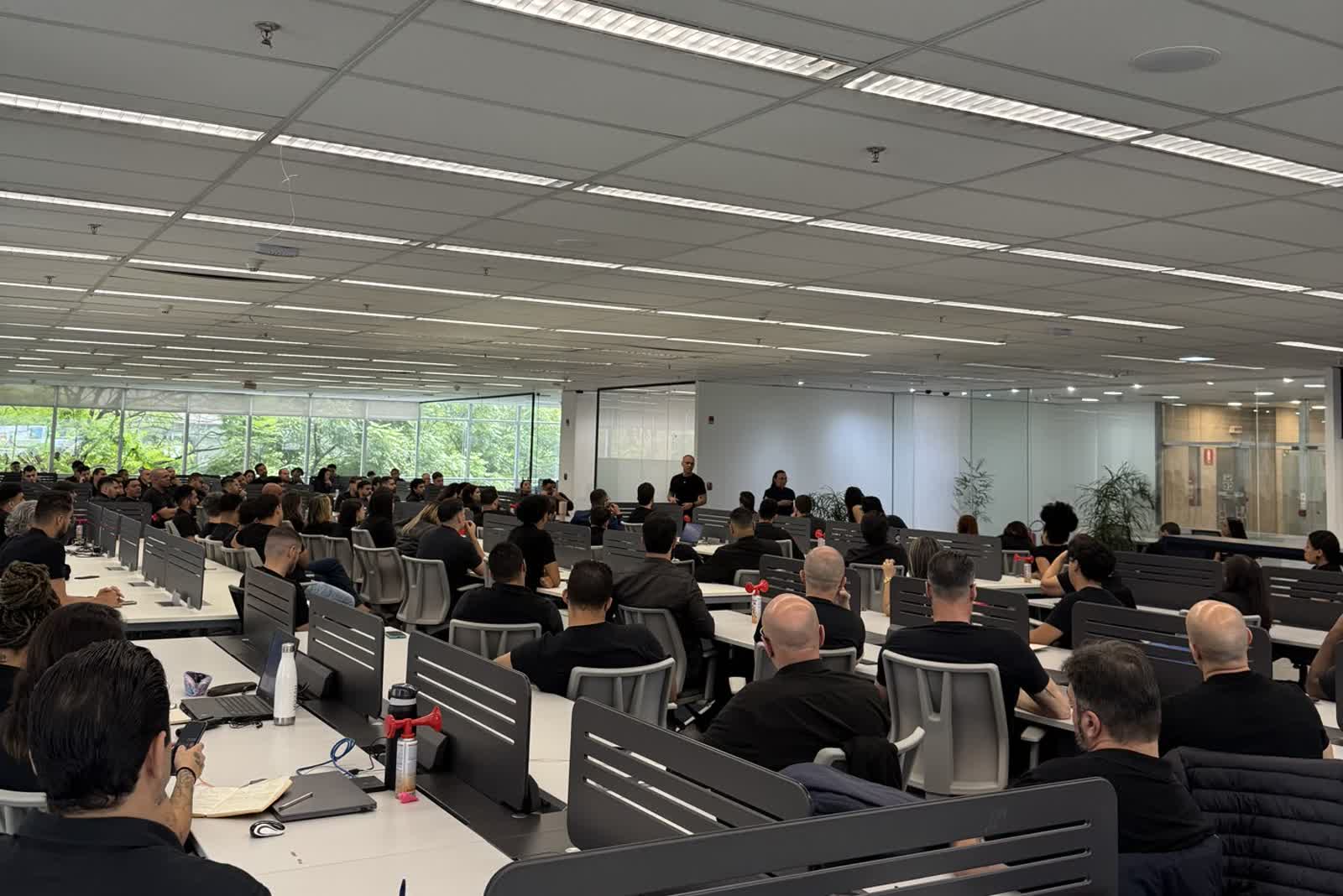 Equipe da Midrah trabalhando no open space da sede, na região da Berrini, em São Paulo