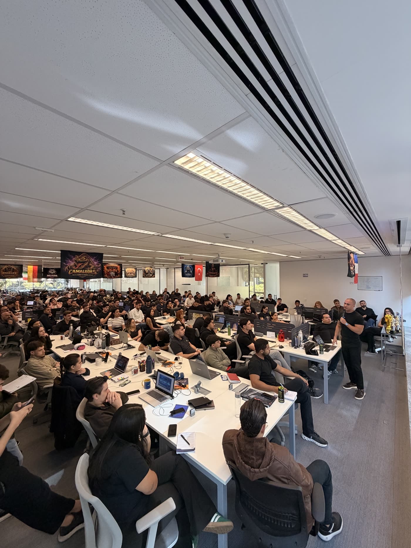 Apresentação para o time na sede da Midrah, na Berrini