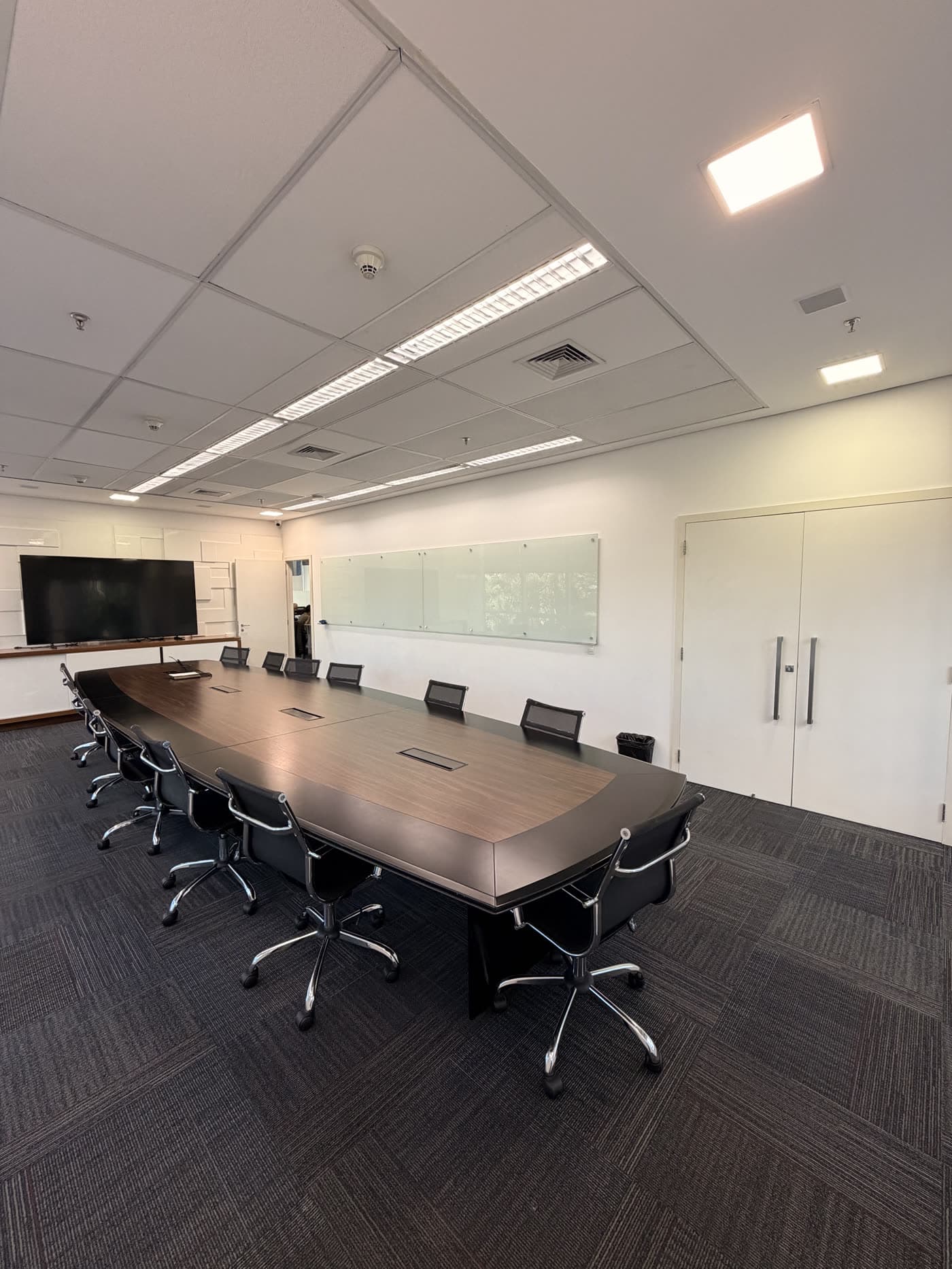 Sala de reunião principal (boardroom) da sede da Midrah, na Berrini