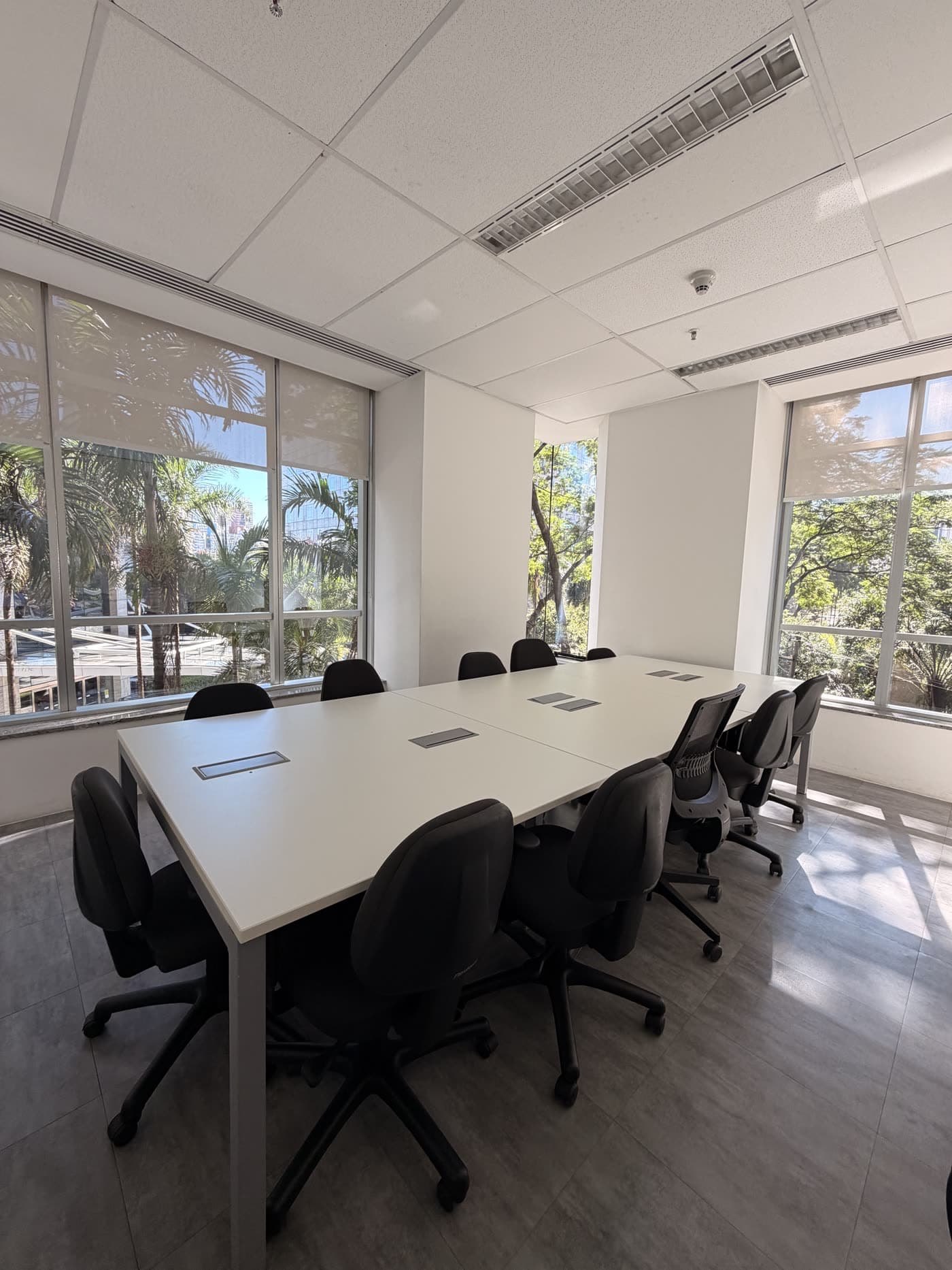 Sala de reunião com vista para São Paulo na sede da Midrah